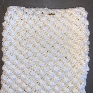 Michael Kors Infinity Neck Scarf - cozy cream knit - never worn